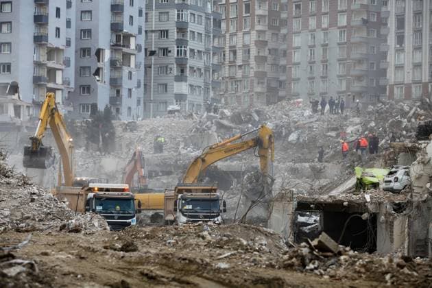 News Themen der Woche KW08 News Bilder des Tages February 21, 2023, Antakya, Hatay province, Turkiye: Antakya, Turkiye. 21 February 2023. Police and emergency response teams work at recovering the bodies and clearing the rubble in the Turkish city of Antakya, in the Hatay province, where much of the city has been reduced to rubble following the recent earthquakes. A 7.8 magnitude earthquake followed by tremors have killed tens of thousands in southern Turkiye and northwest Syria on February 6th. In Turkiye search and rescue operations have been undertaken incessantly until the hope of finding survivors faded, with major operations for the recovery of bodies and the clearing of the widespread of rubble now in place. More recent powerful quakes have increased the number of casualties and ex - ZUMAd99_ 20230221_zap_d99_045 Copyright: xZakariyaxYahyax