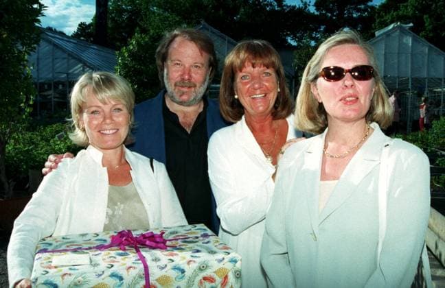 SCANPIX SWEDEN, 1998-07-04. Tommy Körberg firar sin 50 arsdag. Födelsedagen firades i Rosendals trädgard. Bilden (fr.v.): Benny Andersson, Görel Hanser, Vicki van der Lancken och Mona Nörklit (Anderssons fru) gratulerade. Hansen med stor present i famnen. Födelsedagsfirande. Kändisar x70640x *** SCANPIX SWEDEN, 1998 07 04 Tommy Körberg celebrates his 50th birthday The birthday was celebrated in Rosendals garden Picture from left Benny Andersson, Görel Hanser, Vicki van der Lancken and Mona Nörklit Anderssons wife congratulated Hansen with a big present in her arms Birthday celebrations Celebrities x70640x  Copyright: xMichaelxBrannäs TTx 70640