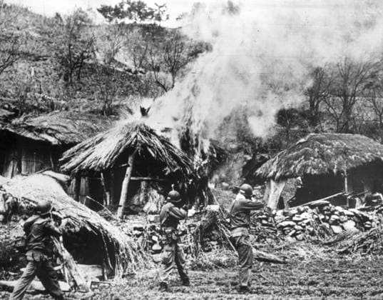 SEKLET-KRIG OCH KONFLIKTER-50 Efter andra världskriget delades Korea upp i en sovjetisk och en amerikansk ockupationszon. 1950 invaderade dock de nordkoreanska trupperna Sydkorea och ockuperade i stort ett hela Sydkorea. Den amerikanska presidenten Truman fick FN att i organisationens namn skicka amerikanska truppförstärkningar. De amerikanska trupperna lyckades pressa tillbaka nordkoreanerna tlll den kinseiska gränsen. Men i ett överaskande anfall svepte kinesiska armestyrkor ned mot Sydkorea. Amerikanerna lyckas aterta de södra delarna i landet men stannar vid den 38 breddgraden. Efter förhandlingar anläggs 1953 en demarkationslinje vid breddgraden. En linje som fortfarande övervakas av FN. Här amerikanska s  Copyright: xUPIx