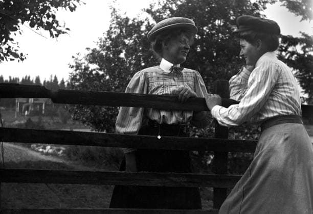 ARKIV 1910-1920 Tva kvinnor samtalar över ett staket pa Blidö. Women talk in the summer at Blidö in the Stockholm archipelago. Blidö Sverige x1900x *** ARCHIVE 1910 1920 Two women talking over a fence on Blidö Women talk in the summer at Blidö in the Stockholm archipelago Blidö Sweden x1900x  Copyright: xTTxHISTORICALx BEFOLKNING BLIDÖ