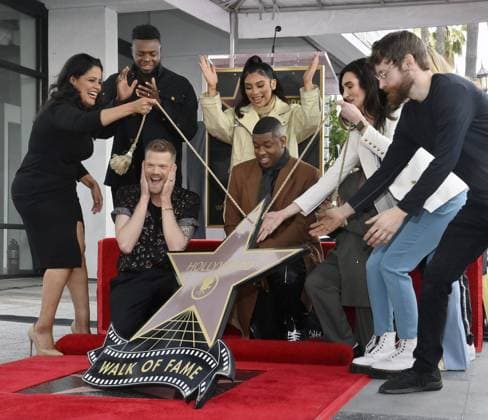 Bilder des Jahres 2023, Entertainment 02 Februar Entertainment Themen der Woche KW08 Entertainment Bilder des Tages (L-R) Scott Hoying, Kevin Olusola, Kirstin Maldonado, Matt Sallee and Mitch Grassi of the a cappella group Pentatonix react after being honored with the 2,748th star on the Hollywood Walk of Fame during an unveiling ceremony on Tuesday, February 21, 2023.  LAP2023022101 JIMxRUYMEN