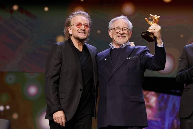 U2 Saenger Bono und Preistraeger Steven Spielberg auf der Buehne bei der Goldenen Ehrenbaer Gala Verleihung im Rahmen der 73. Berlinale International Film Festival am 21.02.2023 in Berlin Berlinale 2023- Goldener Eherenbaer Gala fuer Steven Spielberg *** U2 singer Bono and award winner Steven Spielberg on stage at the Golden Honorary Baer Gala ceremony at the 73 Berlinale International Film Festival on 21 02 2023 in Berlin Berlinale 2023 Golden Honorary Baer Gala for Steven Spielberg
