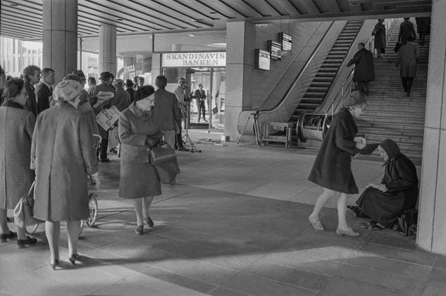 STOCKHOLM 1967-10-11 Kvinnlig gatumusikant far en slant av en kvinna vid Sergelarkaden i Stockholm Stockholm Sverige GEO x1902x *** STOCKHOLM 1967 10 11 Female street musician gets a penny from a woman at Sergelarkaden in Stockholm Stockholm Sweden GEO x1902x  Copyright: xTTxHISTORICALx KVINNLIG GATUMUSIKANT