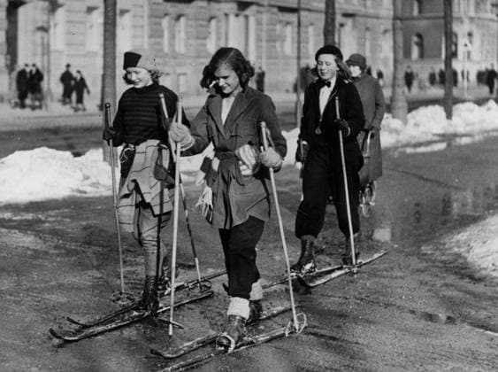 ARKIV 1931 Varen kom plötsligt det här aret. Tre unga damer överraskades av väderomslaget pa Strandvägen i Stockholm. Bilden publiderad i boken Sa roade vi oss STOCKHOLM SVERIGE x194x *** ARCHIVE 1931 The weather came suddenly this year Three young ladies were surprised by the weather on Strandvägen in Stockholm The picture published in the book Sa roade vi oss STOCKHOLM SVERIGE x194x  Copyright: xTTx TÖVÄDER