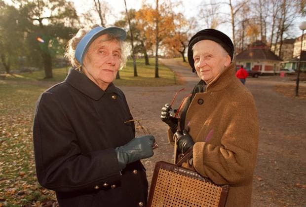 - Barnboksförfattarinnan Astrid Lindgren är välkänd och älskad av barn över hela världen. Hennes populära figur Pippi Langstrump har översats till omkring 70 sprak. Nyligen hade den första tecknade filmen om Pippi premiär i Stockholm.I november 1997 fyller Astrid Lindgren 90 ar. Bilden: Astrid Lindgren pa promenad i Vasaparken i Stockholm med bästa väninnan Alli Viriden. COPYRIGHT SCANPIX SWEDEN STOCKHOLM SVERIGE x1003x *** Childrens author Astrid Lindgren is well known and loved by children all over the world Her popular character Pippi Longstocking has been translated into some 70 languages The first animated film about Pippi recently premiered in Stockholm In November 1997, Astrid Lindgren turns 90 The picture Astrid  Copyright: xHansxTxDahlskogx ASTRID LINDGREN