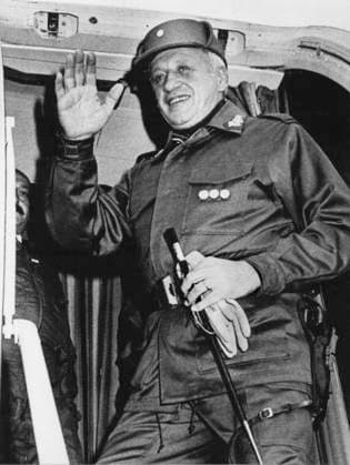 ARKIV 19820422 Den argentinska presidenten Leopoldo Galtieri med sin ridpiska i handen vinkar han till media i dörren pa ett flyplan pa väg för att inspektera läget pa Falklandsöarna under falklandskriget mellan Storbritannien och Argentina. Buenon Aires Argentina x450x *** ARCHIVE 19820422 Argentine President Leopoldo Galtieri, riding whip in hand, waves to the media at the door of an aircraft on its way to inspect the situation in the Falkland Islands during the Falklands War between Britain and Argentina Buenon Aires Argentina x450x  Copyright: xUPIx xTTx x FALKLANDSKRIGET