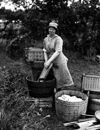 ARKIV 1932 Kvinna tvättar kläder utomhus. Woman washes cloths. Sverige x1900x *** ARKIV 1932 Woman washing clothes outdoors Woman washes cloths Sweden x1900x  Copyright: xTTxHistoricalx TVÄTTERSKA