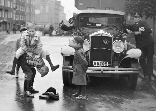 ARKIV 1935. En ilsken bilist hytter med näven at barn som leker pa gatan. Stockholm Sverige x1900x *** ARCHIVE 1935 An angry motorist honks his fist at children playing in the street Stockholm Sweden x1900x  Copyright: xTTxHISTORICALx LEK