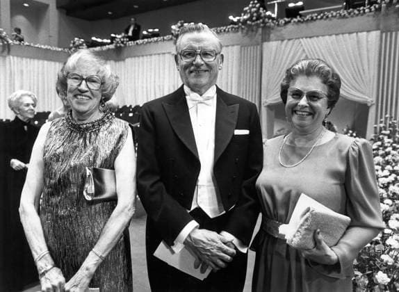 STOCKHOLM 1986-12-10 James McGill Buchanan, winner of the Nobel Prize in Economics (Bank of Sweden Prize in Economic Sciences in Memory of Alfred Nobel) photographed after the award ceremony in the Concert Hall in Stockholm, surrounded by his wife Ann Backe Buchanan (left) and his assistant Betty Tillman. Stockholm Sverige x1007x *** STOCKHOLM 1986 12 10 James McGill Buchanan, winner of the Nobel Prize in Economics Bank of Sweden Prize in Economic Sciences in Memory of Alfred Nobel photographed after the award ceremony in the Concert Hall in Stockholm, surrounded by his wife Ann Backe Buchanan left and his assistant Betty Tillman Stockholm Sweden x1007x  Copyright: xLassexHedberg TTx JAMES MCGILL BUCHANAN