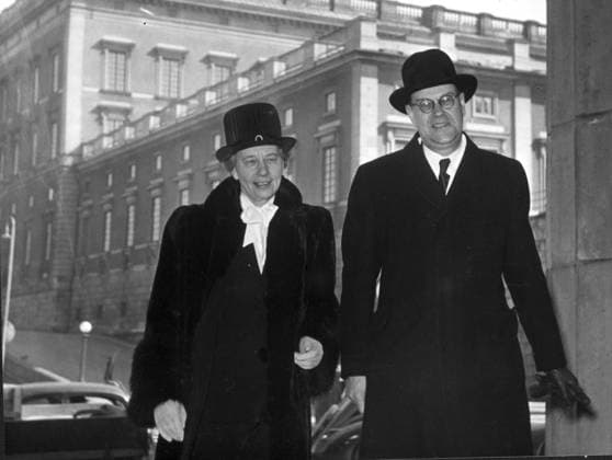 ARKIV 1947 Det nya statsradet Karin Kock pa väg fran konseljen där hon svurit statsradseden. Vid hennes sida under promenaden till kanslihuset finns statsminister Tage Erlander. STOCKHOLM SVERIGE PB-KOD:194 x194x *** ARCHIVE 1947 The new Prime Minister Karin Kock on her way from the cabinet where she took the oath of office At her side during the walk to the chancellery is Prime Minister Tage Erlander STOCKHOLM SWEDEN PB KOD 194 x194x  Copyright: xTTx KOCK OCH ERLANDER