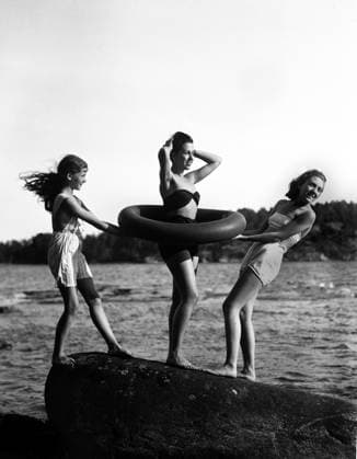 ARKIV 1935 Flickor med badring (ett gammalt bildäck) pa en klippa. Girls with a bathing ring. Sverige x1900x *** ARCHIVE 1935 Girls with a bathing ring an old car deck on a rock Girls with a bathing ring Sweden x1900x  Copyright: xTTxHistoricalx BADRING