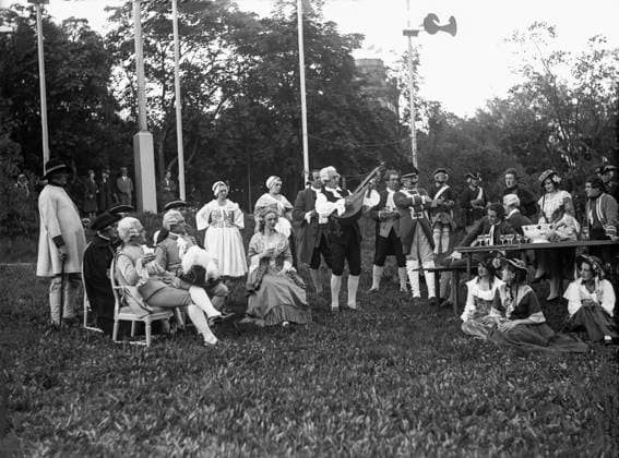 STOCKHOLM 1930-01-01 Lute singing in the green at the Bellmansspelen at Skansen Stockholm Sweden x1902x *** STOCKHOLM 1930 01 01 Lute singing in the green at the Bellmansspelen at Skansen Stockholm Sweden x1902x  Copyright: xTTxHISTORICALx BELLMANSSPELEN SKANSEN