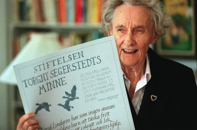 Den världskända barnboksförfattarinna Astrid Lindgren. 89 ar, har tilldelats Torgny Segerstedts Frihetspenna 1997. Frihetspenna utdelas av Stiftelsen Torgny Segerstedts minne till publicist eller författare som verkat i dennes anda. Pa bilden ses Astrid Lindgren med diplom i sitt hem den 4 november. STOCKHOLM SVERIGE x1014x *** The world-famous childrens author Astrid Lindgren, 89, has been awarded the Torgny Segerstedt Freedom Pen 1997 The Freedom Pen is awarded by the Torgny Segerstedt Foundation to publishers or authors who have worked in his spirit In the picture Astrid Lindgren is seen with the diploma at her home on 4 November STOCKHOLM SWEDEN x1014x  Copyright: xTobiasxRöstlundx