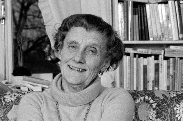 TT-helg-sedelförändring Hur ska var nya 200-kronorssedel och nya 2-kronan se ut? Ett första beslut väntas under varen. Alla svenskar kan komma med förslag till motiv - Astrid Lindgren är hittills favoriten. Arkiv 781220 Astrid Lindgren, barnboksförfattarinna, ses här fotograferad i sitt hem i Vasastaden i Stockholm. STOCKHOLM SVERIGE x1001x *** TT weekend banknote change What will the new 200 kronor banknote and the new 2 krona look like A first decision is expected during varen All Swedes can make suggestions for motifs Astrid Lindgren is so far the favourite Archive 781220 Astrid Lindgren, childrens book author, is seen here photographed in her home in Vasastaden in Stockholm STOCKHOLM SWEDEN x1001x  Copyright: xJanxCollsiööx TT-helg-sedelförändring
