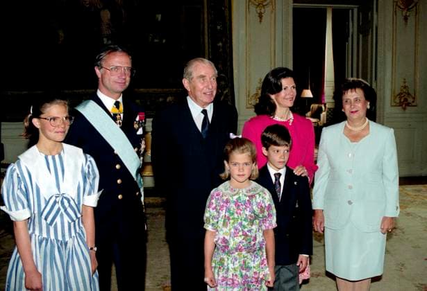 STOCKHOLM 1990-05-21 Israel s presidential couple Chaim Herzog (3rd from left) and his wife Aura Herzog (right) together with the Swedish royal family, Queen Silvia (6th from left) and King Carl XVI Gustaf (2nd from left) and the royal children Crown Princess Victoria (left) ) Princess Madeleine (4 fr.v.) and Prince Carl Philip (5 fr.v.) at Stockholm Castle in connection with the presidential couple s three-day official state visit to Sweden. Stockholm Sweden x1001x *** STOCKHOLM 1990 05 21 Israel s presidential couple Chaim Herzog 3rd from left and his wife Aura Herzog right together with the Swedish royal family, Queen Silvia 6th from left and King Carl XVI Gustaf 2nd from left and the royal children Crown Princess Victoria left Princes  Copyright: xJanxCollsiöö TTx STATE VISIT TO ISRAEL STOCKHOLM