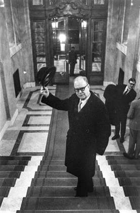 STOCKHOLM 1970-12-16 Socialdemokratiske riksdagsledamoten Tage Erlander tar avsked avi gamla riksdagshuset i Stockholm 16:e december 1970. Riksdagshuset ska stängas för renovering. Stockholm Sverige x1001x *** STOCKHOLM 1970 12 16 Social Democratic Member of Parliament Tage Erlander takes leave of the old Parliament building in Stockholm 16th December 1970 The Parliament building is to be closed for renovation Stockholm Sweden x1001x  Copyright: xJanxCollsiöö TTx TAGE ERLANDER 1970