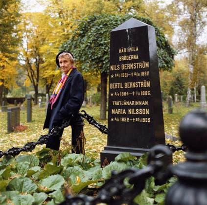 Swedish writer Astrid Lindgren stands next to a headstone with the inscription Here rests brothers Nils Bernström, Bertil Bernström, faithful servant Maria Nilsson at Norra begravningsplatsen in Solna, Stockholm, Sweden, October 12, 1987. Stockholm Sweden x14x *** Swedish writer Astrid Lindgren stands next to a headstone with the inscription Here rests brothers Nils Bernström, Bertil Bernström, faithful servant Maria Nilsson at Norra begravningsplatsen in Solna, Stockholm, Sweden, October 12, 1987 Stockholm Sweden x14x  Copyright: xJacobxForsellx xExpressenx xTTx ASTRID LINDGREN
