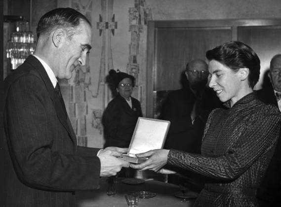 ARCHIVE 19531120 Author Tove Jansson is awarded the Nils Holgersson Prize for her children s books. In the picture, she is seen together with the Chairman of the Authors Association s Stellan Arvidsson. STOCKHOLM Sweden x59x *** ARCHIVE 19531120 Author Tove Jansson is awarded the Nils Holgersson Prize for her children s books In the picture, she is seen together with the Chairman of the Authors Association s Stellan Arvidsson STOCKHOLM Sweden x59x  Copyright: xCARLxERIKxSUNDSTRÖMx TOVE JANSSON