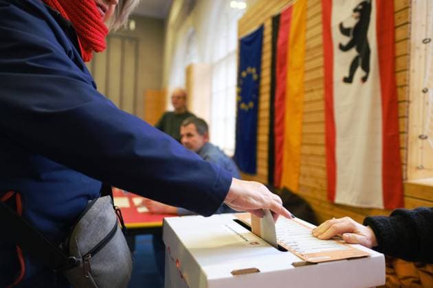 Stimmabgabe in einem Wahllokal in Berlin-Pankow zur Wiederholungswahl zum Berliner Abgeordnentenhaus in Berlin. Voting at a polling station in Berlin-Pankow, on the occasion of the repeat election to the Berlin House of Representatives. snapshot-photography K.M.Krause *** Voting at a polling station in Berlin Pankow, on the occasion of the repeat election to the Berlin House of Representatives snapshot photography K M Krause