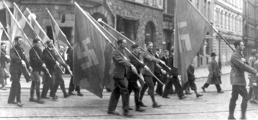 SCANPIX SWEDEN, 1933. Nazister i Sverige före andra världskriget. Nazister marcherar pa gata med flaggor med hakkors. x20360x *** SCANPIX SWEDEN, 1933 Nazis in Sweden before World War II Nazis marching in the street with swastika flags x20360x  Copyright: xTTx 20360