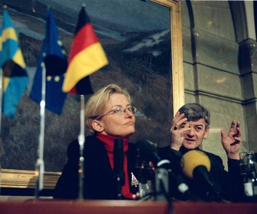 STOCKHOLM 15 DEC 98 Utrikesminister Anna Lindh ger en presskonferens tillsammans med nye tyske utrikesministern Joschka Fischer pa UD pa tisdagen. Fischer aker runt bland EU-länderna inför det tyska ordförandeskapet i EU första halvaret 1999. STOCKHOLM SVERIGE x32332x *** STOCKHOLM 15 DEC 98 Foreign Minister Anna Lindh gives a press conference with the new German Foreign Minister Joschka Fischer at the Foreign Ministry on Tuesday Fischer will tour the EU countries ahead of the German Presidency of the EU in the first half of 1999 STOCKHOLM SWEDEN x32332x  Copyright: xGunnarxAskx