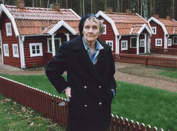 SCANPIX WEDEN, 1999-03-08. Författarinnan Astrid Lindgren. Här poserar hon framför röda stugor med vita knutar i Astrid Lindgrensland i Vimmerby. Författare x20360x *** SCANPIX WEDEN, 1999 03 08 Author Astrid Lindgren Here she poses in front of red cottages with white knots in Astrid Lindgrensland in Vimmerby Author x20360x  Copyright: xTTx 20360