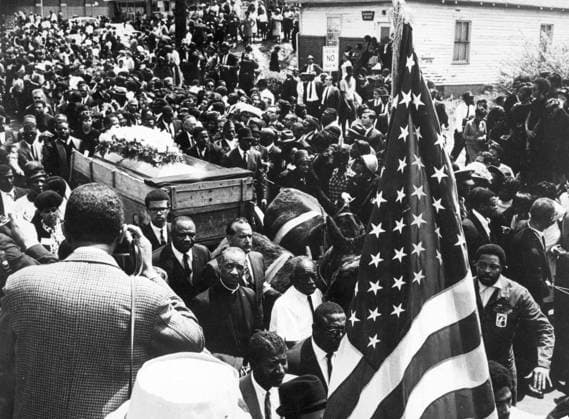 IMAGO History, U.S. Bürgerrechtsbewegung: 1954-1968 SEKLET-POLITIK-60 Den 4 april 1968 skjuts medborgarrättskämpen Martin Luther King till döds pa en balkong till ett hotell i Memphis. En vecka efter mordet undertecknar president Lyndon B Johnson den medborgarrättslag som King kämpat sa hart för. Pa bilden förs Martin Luther Kings kista av tva mulasnor fran kyrkan till en minneshögtid i Morehouse College i Atlanta den 9 april 1968. En hel värld följde honom till den sista vilan. MEMPHIS UNITED STATES ** F-BILD ** x450x *** SECRET POLITICS 60 On April 4, 1968, civil rights activist Martin Luther King is shot to death on the balcony of a Memphis hotel A week after the assassination, President Lyndon B. Johnson signs the Civil Rights Act that King fought so hard for In th  Copyright: xPressensxBildx SEK60KING2