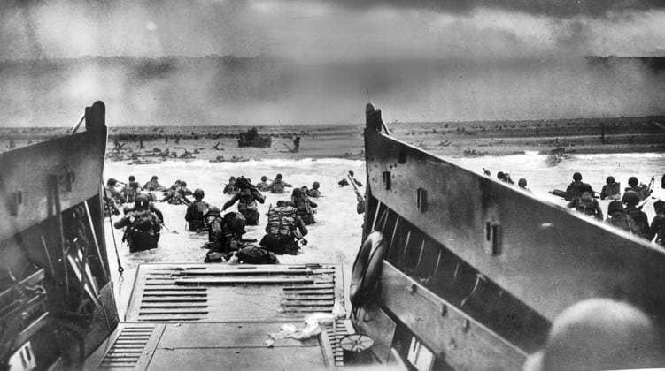 SEKLET-KRIG OCH KONFLIKTER-40 Den 6 juni 1944 iscensätts operation Overlord i Normandie, Frankrike. De allierade förbanden sattes iland vid den franska atlantkustenkusten och historiens största invasion fran havet hade startat. The D-day var början till de västallierades tag mot Tyskland. Bilden visar landstigningsfarkoster med soldater. När de kom iland möttes de av ett regn av kulor och granater. Tusentals soldater dog pa stranden. FRANKRIKE x450x *** THE SECOND WAR AND CONFLICT 40 On June 6, 1944, Operation Overlord is staged in Normandy, France Allied units landed on the French Atlantic coast and the largest invasion in history from the sea had begun The D day was the beginning of the Western All  Copyright: xUPIx