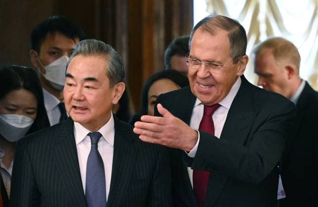 News Themen der Woche KW08 Russia China 8375485 22.02.2023 Russian Foreign Minister Sergey Lavrov, right, and Chinese Central Foreign Affairs Commission Office Director Wang Yi arrive for a meeting, in Moscow, Russia. Grigory Sysoev Russian Foreign Ministry Moscow Russia  Copyright: xGrigoryxSysoevx