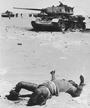 SCANPIX SWEDEN, 1967-06-05. Israel, sexdagarskriget. Den 5-10 juni 1967 utkämpades det tredje kriget pa 20 ar mellan Israel och dess arabiska grannar. Syrien, Jordanien och Egypten. Bilden visar döda soldater och förstörda tanks i Sinaiökenen. Konflikt x20360x *** SCANPIX SWEDEN, 1967 06 05 Israel, the Six-Day War On 5 10 June 1967, the third war of 20 years was fought between Israel and its Arab neighbours Syria, Jordan and Egypt The picture shows dead soldiers and destroyed tanks in the Sinai desert Conflict x20360x  Copyright: xTTx 20360