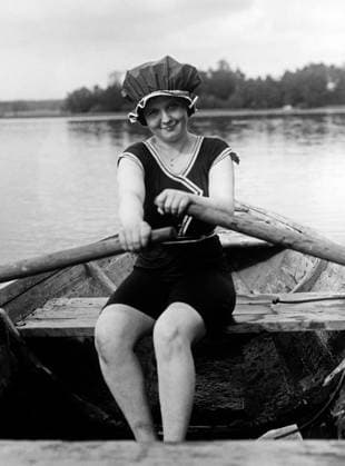 ARKIV 1916 Mannekäng visar upp det senaste badmodet. Model shows the latest swimsuit fashion. Stockholm Sverige x1900x *** ARCHIVE 1916 Mannequin shows off the latest swimsuit fashion Model shows the latest swimsuit fashion Stockholm Sweden x1900x  Copyright: xTTxHISTORICALx BADMODE