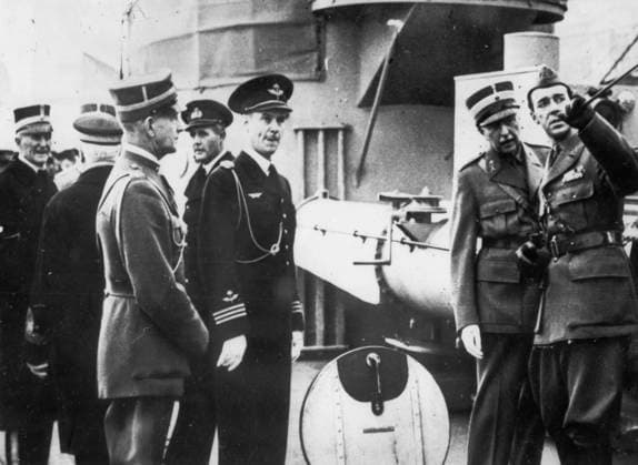 1940 Air captain Stig Wennerström in the middle with among others Prince Carl tv talking with Admiral Ehrensvärd, to the right Princes Eugen and Gustaf Adolf in connection with an inspection of the purchased fighter Romulus from Italy 1940 Stockholm Sweden x190x  Copyright: xPrB TTx WENNERSTRÖMAFFÄREN