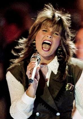 ROM 1991-05-04 Sangerskan Carola Häggkvist framför Sveriges sangbidrag Fangad av en stormvind i Eurovisionsschlagerfinalen i Rom, Italien, 4:e maj 1991. Det svenska bidraget segrade före Frankrike som hamnade pa samma poäng men Carola fick fler tiopoängare och dömdes som segrare sedan bada bidragen fatt lika manga tolvpoängare. Rom Italien x1008x *** ROME 1991 05 04 Singer Carola Häggkvist performs Swedens song Caught by a gale in the Eurovision Song Contest Final in Rome, Italy, 4th May 1991 The Swedish entry won ahead of France, which finished on the same score, but Carola got more ten-pointers and was judged the winner after both entries had the same number of twelve-pointers Rome Italy x1008x  Copyright: xAndersxHolmström TTx EUROVISION 1991 CAROLA