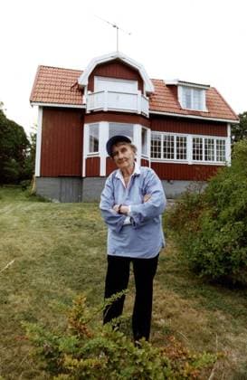 FURUSUND 1992-08-18 Swedish author Astrid Lindgren outside her summer house in Furusund. Astrid LindgrenÂ s stories about characters such as Pippi Longstocking, Emil, Kalle Blomquist, The Brothers Lionheart, Karlsson-on-the-Roof, Ronia the Robber s Daughter and the Bullerby children are loved and read by children all over the world. She was born on the farm Nas outside Vimmerby November 14, 1907 and would have turned 100 years old this year. Astrid passed away in 2002. FURUSUND SWEDEN x50010x *** FURUSUND 1992 08 18 Swedish author Astrid Lindgren outside her summer house in Furusund Astrid LindgrenÂ s stories about characters such as Pippi Longstocking, Emil, Kalle Blomquist, The Brothers Lionheart, Karlsson on the Roof, Ronia the Robber  Copyright: xAndersxWiklund TTx sp0ae4d8