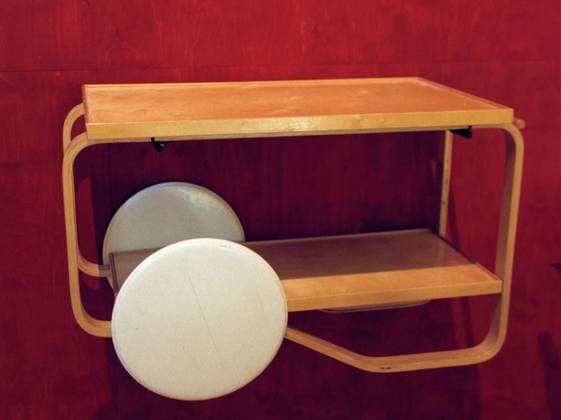 STOCKHOLM 26NOV1998 - Serveringsvagnen, ritad av finske arkitekten Alvar Aalto, finns just nu pa Aalto-utställningen pa Arkitekturmuseum. STOCKHOLM SVERIGE x1002x *** STOCKHOLM 26NOV1998 The serving trolley, designed by Finnish architect Alvar Aalto, is currently on display at the Aalto exhibition at the Museum of Architecture STOCKHOLM SWEDEN x1002x  Copyright: xBertilxEricsonx ALVAR AALTO-MÖBLER