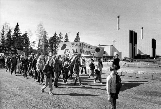 ARKIV 1980APR Demonstration against nuclear power outside a nuclear power plant probably Forsmark in April 1980, a few weeks after the nuclear referendum Sweden x11014x  Copyright: xLennartxNygrenx xSvDx xTTx x ANTIKÄRNKRAFTSDEMONSTRATION 1980