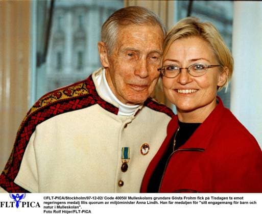 FLT-PICA Stockholm 97-12-02 Code 40050 Mulleskolans grundare Gösta Frohm fick pa Tisdagen ta emot regeringens medalj Illis quorum av miljöminister Anna Lindh. Han far medaljen för sitt engagemang för barn och natur i Mulleskolan . Foto Rolf Höjer FLT-PICA Stockholm Sverige x40050x *** FLT PICA Stockholm 97 12 02 Code 40050 The founder of the Mulleskolan, Gösta Frohm, received on Tuesday the government medal Illis quorum from the Minister of Environment Anna Lindh He received the medal for his commitment to children and nature in the Mulleskolan Photo Rolf Höjer FLT PICA Stockholm Sweden x40050x  Copyright: xRolfxHöjerx GÖSTA FROHM