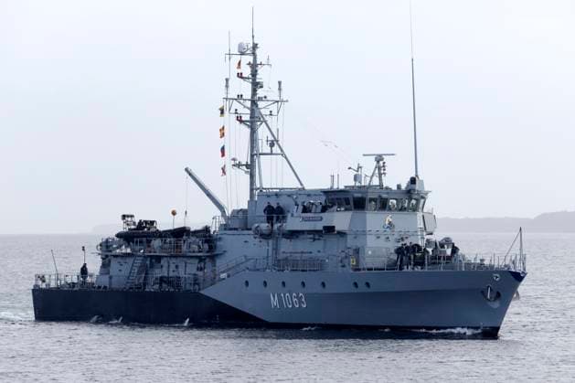 Minenjagdboot Bad Bevensen beim Antrittsbesuch des Verteidigungsministers auf dem Marinestützpunkt Eckernförde. Eckernförde, 21.02.2023 *** Minehunting boat Bad Bevensen during the inaugural visit of the Minister of Defense at Eckernförde Naval Base Eckernförde, 21 02 2023 Foto:xT.xSkupinx xFuturexImage