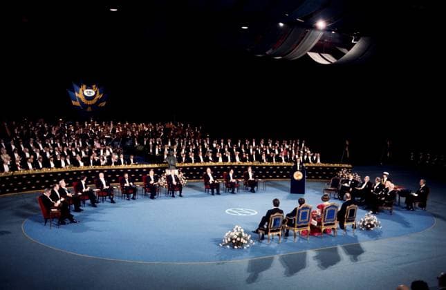 STOCKHOLM 1975-12-10 Nobelprisets utdelning i S:t Eriksmässan i samband med prisets 75-arsjubileum. Prins Bertil, drottning Margrethe, kung Carl XVI Gustaf och prins Henrik sitter med ryggarna at kameran. STOCKHOLM SVERIGE x50020x *** STOCKHOLM 1975 12 10 The Nobel Prize ceremony at St Eriks Fair in connection with the 75th anniversary of the prize Prince Bertil, Queen Margrethe, King Carl XVI Gustaf and Prince Henrik sit with their backs to the camera STOCKHOLM SWEDEN x50020x  Copyright: xLeifxRxJansson TTx NOBEL 1975 S.T ERIKSMÄSSAN
