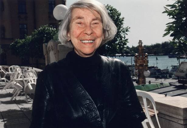 STOCKHOLM 27 JUNI 2001 (ARKIV 15 MAJ 1992) - Tove Jansson, författare till Muminböckerna, har avlidit. Hon blev 86 ar gammal. Bilden är tagen utanför Stadshuset i Stockholm, i samband med att hon mottog Selma Lagerlöf-priset. STOCKHOLM SVERIGE x1014x *** STOCKHOLM 27 JUNE 2001 ARCHIVE 15 MAY 1992 Tove Jansson, author of the Moomin books, has died She was 86 years old The picture was taken outside Stockholm City Hall, when she received the Selma Lagerlöf Prize STOCKHOLM SWEDEN x1014x  Copyright: xTobiasxRöstlundx TOVE JANSSON