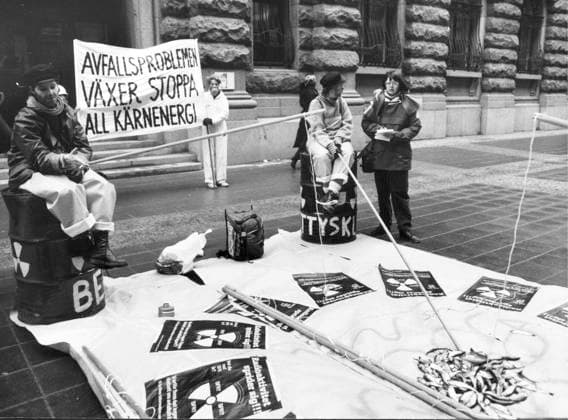 ARCHIVE 1988 The Peoples Campaign Against Nuclear Power and Weapons held an action on Monday outside the Riksdag in protest against the decision to dump radioactive waste in the Baltic Sea off Forsmark STOCKHOLM SWEDEN PB KOD 1002 x1002x  Copyright: xBERTILxERICSONx KÄRKNKRAFTSPROTEST