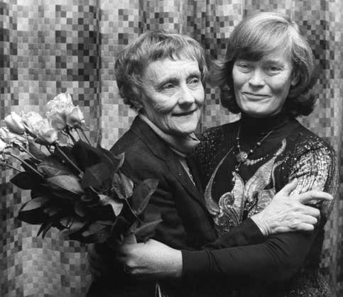 ARKIV 19781130 Barnboksförfattarinnan Gunnel Linde (t.h.) tillsammans med barnboksförfattarinnan Astrid Lindgren efter att ha tagit emot Astrid Lindgren-Priset för ett förtjänstfullt författarskap inom barn- och ungdomslitteraturen. Astrid Lindgren-Priset instiftades 1967 av bokförlaget RabÃ n & Sjögren i samband med Astrid Lindgrens 60-arsdag. Priset utdelas arligen till en svensk författare för förtjänstfullt författarskap inom barn- och ungdomslitteraturen. STOCKHOLM SVERIGE x190x *** ARCHIVE 19781130 Childrens book author Gunnel Linde, right, with childrens book author Astrid Lindgren after receiving the Astrid Lindgren Prize for meritorious writing in childrens and young peoples literature Astrid Lindgren Prize The p  Copyright: xOLLExLINDEBORGx xTTx x ASTRID LINDGREN-PRISET 1978