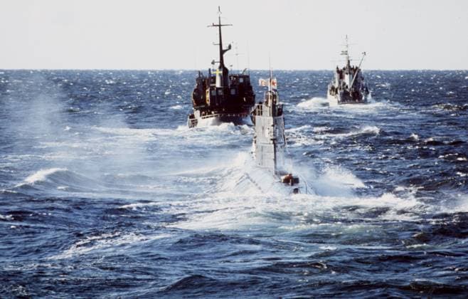 4 On 30 October, the Soviet Union issued an official apology to Sweden On 5 November, Prime Minister Thorbjörn Fälldin C announced that the submarine probably had nuclear weapons on board The following day, it was escorted out of Swedish wate  Copyright: xStefanxLindblom TTx Försvarskränkning bild 4