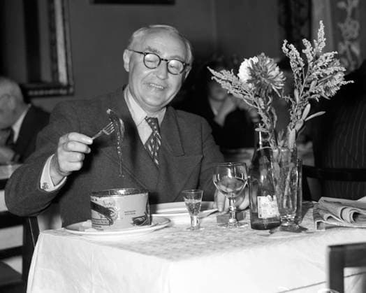 STOCKHOLM 1942 Björn Hodell, former theatre manager, eats herring at a restaurant Stockholm Sweden x1902x  Copyright: xTTxHISTORICALx BJÖRN HODELL