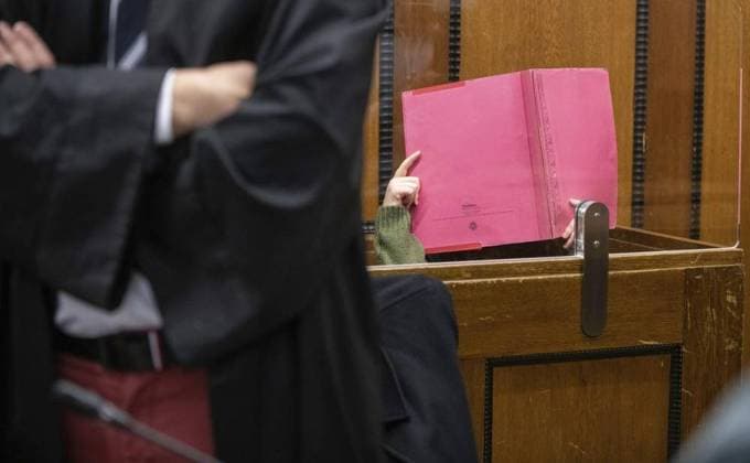 Justiz, Symbolfotos Prozessauftakt gegen Sandra M. (Fall Greta aus Viersen) *** NUR FÜR REDAKTIONELLE ZWECKE *** EDITORIAL USE ONLY ***<p>Die Angeklagte Sandra M, sitzt auf der Anklagebank vom Landgericht Mönchengladbach hineingebracht, am Dienstag , 17.11.2020. Prozessauftakt gegen Sandra M. (Fall Greta aus Viersen). Die Erzieherin wird des Mordes und Misshandlung von Schutzbefohlenen beschuldigt.** Hinweis: Der Angeklagten muß gepixelt werden**. Deutschland Nordrhein-Westfalen Mönchengladbach Copyright: OlafxFuhrmann *** Process start against Sandra M Case Greta from Viersen *** ONLY FOR EDITORIAL PURPOSE *** EDITORIAL USE ONLY *** P the Defendant Sandra M, sits at the dock from District Court Mönchengladbach brought in, on Tuesday , 17 11 2020 Proce Copyright: OlafxFuhrmann doc7d8k4blhuzn1dbwjx1g86 EDITORIAL USE ONLY