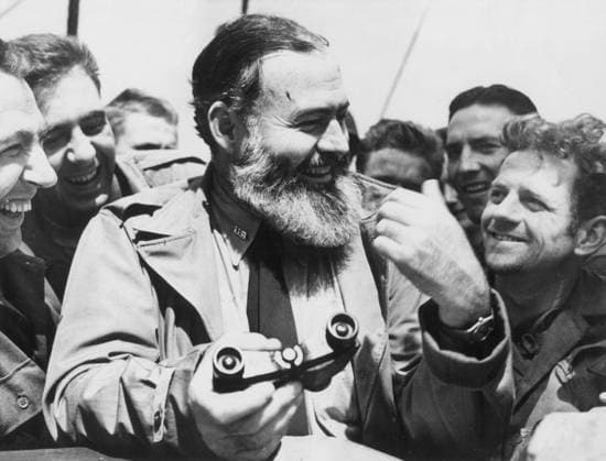 ARKIV 440101 Ernest Hemmingway,författare och krigskorrespondent i Normandie, Frankrike. x450x *** ARKIV 440101 Ernest Hemmingway,writer and war correspondent in Normandy, France x450x  Copyright: xUPIx