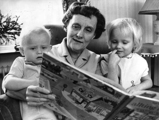 STOCKHOLM 1966 - Swedish children s books author Astrid Lindgren reading for her grandchildren Annika and Anders. Astrid LindgrenÂ s stories about characters such as Pippi Longstocking, Emil, Kalle Blomquist, The Brothers Lionheart, Karlsson-on-the-Roof, Ronia the Robber s Daughter and the Bullerby children are loved and read by children all over the world. She was born on the farm Nas outside Vimmerby November 14, 1907 and would have turned 100 years old this year. Astrid passed away in 2002. STOCKHOLM SWEDEN ** F-BILD ** x3013x *** STOCKHOLM 1966 Swedish children s books author Astrid Lindgren reading for her grandchildren Annika and Anders Astrid LindgrenÂ s stories about characters such as Pippi Longstocking, Emil, Kalle Blomquist, T  Copyright: xOVExWALLINx spd88acb