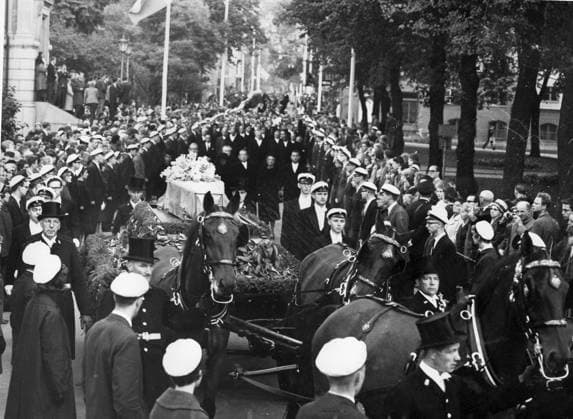SECRET POLITICS 60 On 29 September 1961, Dag Hammarskjöld is buried in Uppsala Cathedral The funeral processions route to the church was lined with students UPPSALA SVERIGE PB KOD 193 x193x  Copyright: xPressensxBildx HAMMARSKJÖLD BEGRAVNING