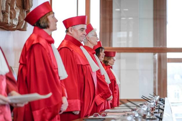 Richter des Bundesverfassungsgericht bei Urteilsverkuendung Richter des Bundesverfassungsgericht bei der Urteilsverkuendung des Zweiten Senat im Gerichtssaal in Karlsruhe Karlsruhe Rheinland-Pfalz Deutschland *** Judges of the Federal Constitutional Court at the pronouncement of the verdict Judges of the Federal Constitutional Court at the pronouncement of the verdict of the Second Senate in the courtroom in Karlsruhe Karlsruhe Rhineland-Palatinate Germany
