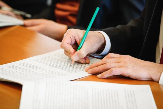 Justiz, Symbolfotos Symbolbilder Mitschrift bei Gerichtsverhandlung Symbolfoto Gerichtsurteil des Bundesverfassungsgericht, Notizen des Rechtsanwalts auf dem Urteil Karlsruhe Rheinland-Pfalz Deutschland *** Symbol images transcript at court hearing symbol photo court decision of the Federal Constitutional Court, notes of the lawyer on the judgment Karlsruhe Rhineland Palatinate Germany